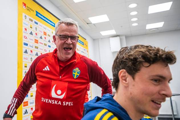 230323 Head coach Janne Andersson and Victor Nilsson Lindelöf of the Swedish national football team leave a press conference, PK, Pressekonferenz on March 23, 2023 in Stockholm. Photo: Jonathan Näckstrand BILDBYRAN COP 94 JN0107 fotboll football soccer fotball em-kval kval UEFA EURO, EM, Europameisterschaft,Fussball Qualifier, EM, Europameisterschaft qualifier presskonferens press conference mixed zone sverige sweden sverige a bbeng Copyright: JONATHANxNÄCKSTRAND BB230323JN029