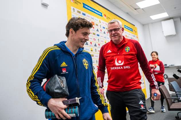230323 Head coach Janne Andersson and Victor Nilsson Lindelöf of the Swedish national football team leave a press conference, PK, Pressekonferenz on March 23, 2023 in Stockholm. Photo: Jonathan Näckstrand BILDBYRAN COP 94 JN0107 fotboll football soccer fotball em-kval kval UEFA EURO, EM, Europameisterschaft,Fussball Qualifier, EM, Europameisterschaft qualifier presskonferens press conference mixed zone sverige sweden sverige a bbeng Copyright: JONATHANxNÄCKSTRAND BB230323JN030