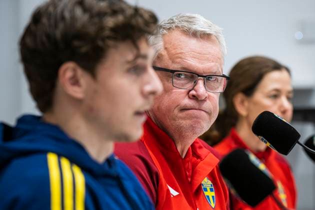230323 Head coach Janne Andersson and Victor Nilsson Lindelöf of the Swedish national football team leave a press conference, PK, Pressekonferenz on March 23, 2023 in Stockholm. Photo: Jonathan Näckstrand BILDBYRAN COP 94 JN0107 fotboll football soccer fotball em-kval kval UEFA EURO, EM, Europameisterschaft,Fussball Qualifier, EM, Europameisterschaft qualifier presskonferens press conference mixed zone sverige sweden sverige a bbeng Copyright: JONATHANxNÄCKSTRAND BB230323JN034