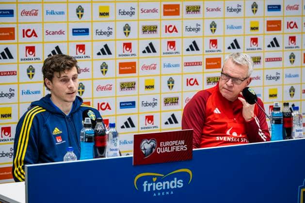230323 Head coach Janne Andersson and Victor Nilsson Lindelöf of the Swedish national football team during a press conference, PK, Pressekonferenz on March 23, 2023 in Stockholm. Photo: Jonathan Näckstrand BILDBYRAN COP 94 JN0107 fotboll football soccer fotball em-kval kval UEFA EURO, EM, Europameisterschaft,Fussball Qualifier, EM, Europameisterschaft qualifier presskonferens press conference mixed zone sverige sweden sverige a bbeng Copyright: JONATHANxNÄCKSTRAND BB230323JN051