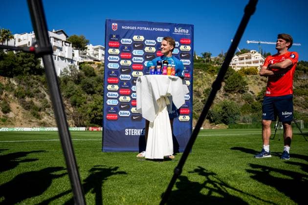 230323 Martin odegaard and Morten Morisbak Skjonsberg, press officer of the Norwegian national football team, during a press event on March 23, 2023 in Marbella. Photo: Vegard Grott BILDBYRAN kod VG VG0423 bbeng fotball football soccer fotboll UEFA EURO, EM, Europameisterschaft,Fussball 2024 em-kvalifisering em-kvalik pressetreff press event norge norway Copyright: VEGARDxGRoTT BB230323VG041