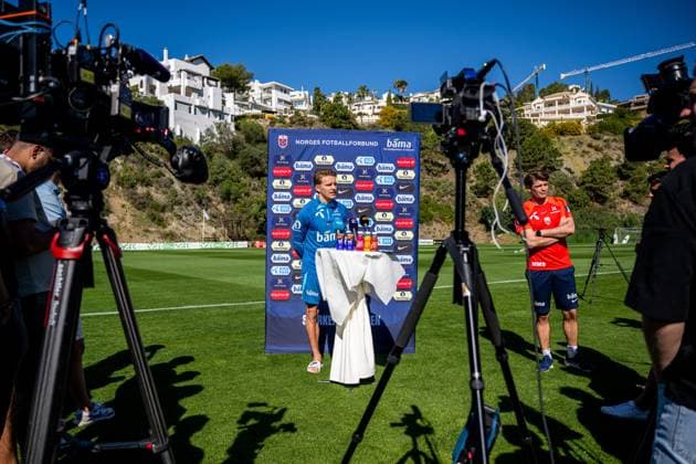 Sport Bilder des Tages 230323 Martin odegaard and Morten Morisbak Skjonsberg, press officer of the Norwegian national football team, during a press event on March 23, 2023 in Marbella. Photo: Vegard Grott BILDBYRAN kod VG VG0423 bbeng fotball football soccer fotboll UEFA EURO, EM, Europameisterschaft,Fussball 2024 em-kvalifisering em-kvalik pressetreff press event norge norway Copyright: VEGARDxGRoTT BB230323VG043