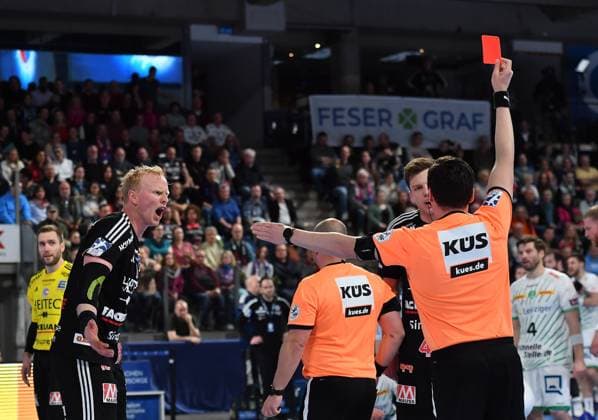 Sport Themen der Woche KW12 Sport Bilder des Tages 23.03.2023 - Handball - 1. Bundesliga LIQUI MOLY HBL - Saison 2022 2023 - 22. Spieltag: HC Erlangen Metropolregion Nürnberg HCE - SC DHfK Leipzig - OGo - Sebastian Firnhaber (18, HC Erlangen HCE ) rote Karte Rot Platzverweis *** 23 03 2023 Handball 1 Bundesliga LIQUI MOLY HBL Season 2022 2023 22 Matchday HC Erlangen Nuremberg Metropolitan Region HCE SC DHfK Leipzig OGo Sebastian Firnhaber 18, HC Erlangen HCE red card red dismissal