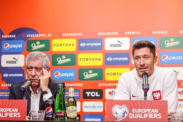23.03.2023 PRAGA, CZECHY STADON SLAVII PRAGA PILKA NOZNA (FOOTBALL) ZGRUPOWANIE REPREZENTACJI POLSKI OFICJALNA KONFERENCJA REPREZENTACJI POLSKI PRZED MECZEM Z CZECHAMI W ELIMINACJACH MISTRZOSTW EUROPY NZ FERNANDO SANTOS - TRENER HEAD COACH, SELEKCJONER REPREZENTACJI POLSKI, ROBERT LEWANDOWSKI FOTO LUKASZ GROCHALA CYFRASPORT NEWSPIX.PL --- Newspix.pl  20230323CSLG0309