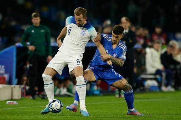 Italy: England s forward Harry Kane (Tottenham) challenges for the ball with Italian s defender Giovanni Di Lorenzo (Napoli) during European Qualifiers match Italy vs England at the Diego Armando Maradona Stadium in Naples, southern Italy, on March 23, 2023. Italy_England_2892 Copyright: xAntonioxBalascox