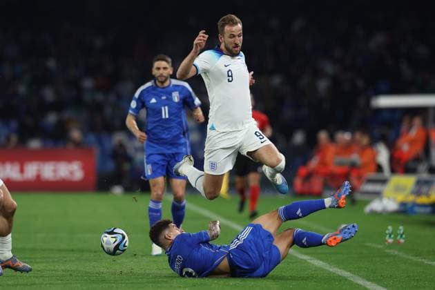 Foto Alessandro Garofalo LaPresse 23 marzo 2023 - Napoli, calcio - Italia vs Inghilterra - qualificazione campionato europeo 2024 - stadio Diego Armando Maradona Nella foto: Harry Kane (England), Giovanni Di Lorenzo (Italy) March 23, 2023 Napoli, soccer sport Italy vs England - Euro 2024 championship qualification 2024 - Diego Armando Maradona stadium In the pic: Harry Kane (England), Giovanni Di Lorenzo (Italy)  Copyright: xAlessandroxGarofalo LaPressex