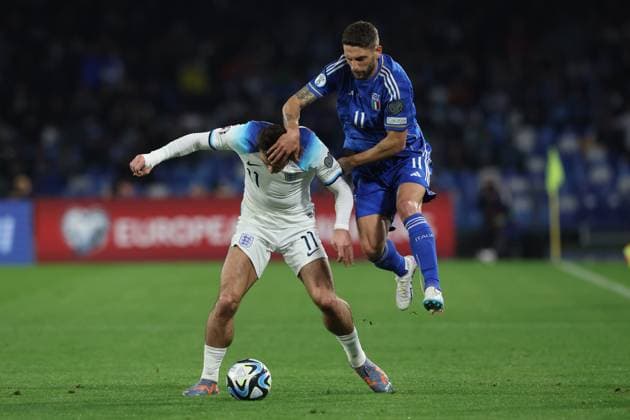 Foto Alessandro Garofalo LaPresse 23 marzo 2023 - Napoli, calcio - Italia vs Inghilterra - qualificazione campionato europeo 2024 - stadio Diego Armando Maradona Nella foto: Jack Grealish (England), Domenico Berardi (Italy) March 23, 2023 Napoli, soccer sport Italy vs England - Euro 2024 championship qualification 2024 - Diego Armando Maradona stadium In the pic: Jack Grealish (England), Domenico Berardi (Italy)  Copyright: xAlessandroxGarofalo LaPressex