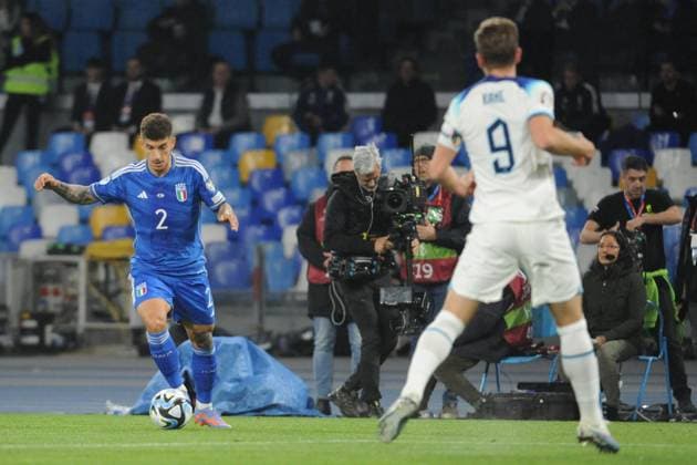 March 23, 2023, NAPOLI, ITALIA: Italy™s defender Giovanni Di Lorenzo (L) and England™s forward Harry Kane (R) during the UEFA EURO, EM, Europameisterschaft,Fussball 2024 qualification soccer match between Italy and England at the Diego Armando Maradona stadium in Naples, Italy, 23 March 2023. ANSA CESARE ABBATE NAPOLI ITALIA - ZUMAa110 20230323_zaf_a110_034 Copyright: xCesarexAbbatex