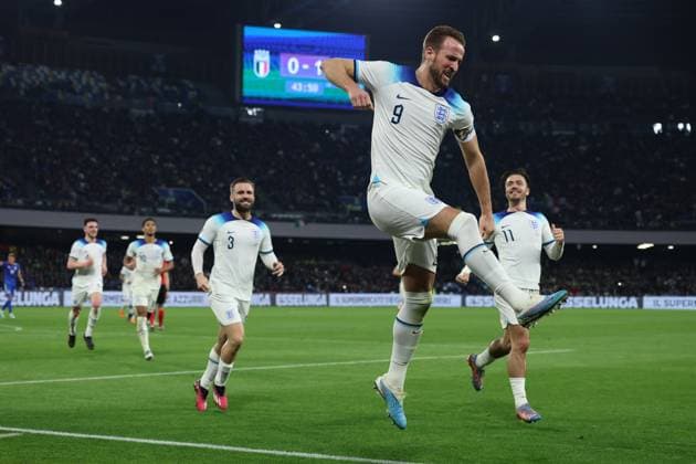 Foto Alessandro Garofalo LaPresse 23 marzo 2023 - Napoli, calcio - Italia vs Inghilterra - qualificazione campionato europeo 2024 - stadio Diego Armando Maradona Nella foto: Harry Kane (England) segna il rigore per il goal del 0-2 March 23, 2023 Napoli, soccer sport Italy vs England - Euro 2024 championship qualification 2024 - Diego Armando Maradona stadium In the pic: Harry Kane (England) scores penality 0-2  Copyright: xAlessandroxGarofalo LaPressex