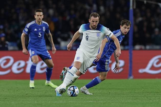 Harry Kane of England and Nicolo Barella of Italy compete for the ball during the UEFA EURO2024 European Championship, EM, Europameisterschaft Qualification Group C football match between Italy and England at Diego Armando Maradona stadium in Napoli (Italy), March 23rd, 2023. Photo Cesare Purini Insidefoto cesarexpurini