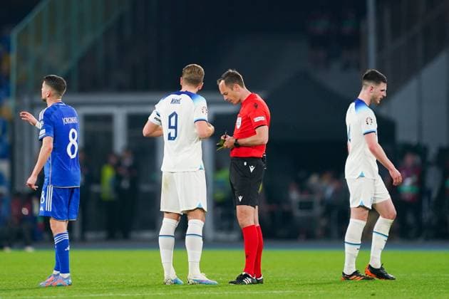Naples, Italy, March 23rd 2023: Referee in discussion with Harry Kane (9 England) during the UEFA European Qualifiers (Euro 2024) football match between Italy and England at Diego Armando Maradona Stadium in Naples, Italy. (Daniela Porcelli SPP) Copyright: xDanielaxPorcellix xSPPx spp-en-DaPoSp-20230323-DP106260