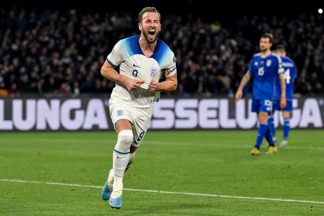 Sport Bilder des Tages Harry Kane of England celebrates after scoring on penalty the goal of 0-2 during the UEFA EURO2024 European Championship, EM, Europameisterschaft Qualification Group C football match between Italy and England at Diego Armando Maradona stadium in Napoli (Italy), March 23rd, 2023. Harry Kane of England become the top scorer of the history of England national team, Nationalteam Photo Andrea Staccioli Insidefoto Andrea Staccioli