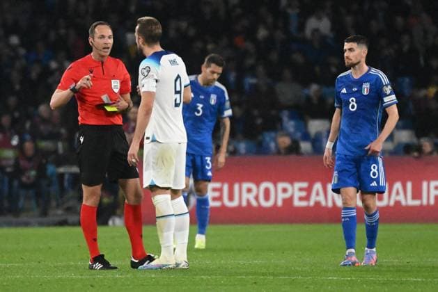 March 23, 2023, NAPOLI: Referee Antony Taylor during the UEFA EURO, EM, Europameisterschaft,Fussball 2024 qualification soccer match between Italy and England at the Diego Armando Maradona stadium in Naples, Italy, 23 March 2023. ANSA CIRO FUSCO NAPOLI - ZUMAa110 20230323_zaf_a110_048 Copyright: xCiroxFuscox