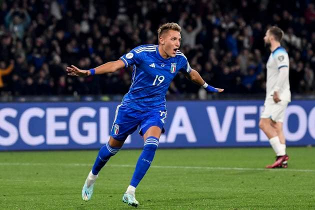 Mateo Retegui of Italy celebrates after scoring the goal of 1-2 for his side during the UEFA EURO2024 European Championship, EM, Europameisterschaft Qualification Group C football match between Italy and England at Diego Armando Maradona stadium in Napoli (Italy), March 23rd, 2023. Photo Andrea Staccioli Insidefoto Andrea Staccioli