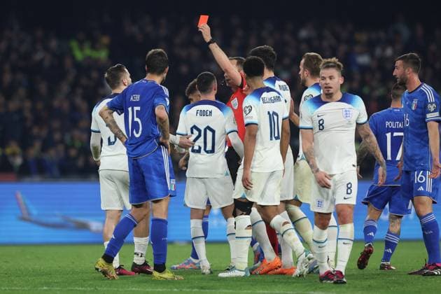 Foto Alessandro Garofalo LaPresse 23 marzo 2023 - Napoli, calcio - Italia vs Inghilterra - qualificazione campionato europeo 2024 - stadio Diego Armando Maradona Nella foto: espulsione Luke Shaw (England) March 23, 2023 Napoli, soccer sport Italy vs England - Euro 2024 championship qualification 2024 - Diego Armando Maradona stadium In the pic: Luke Shaw (England) red card  Copyright: xAlessandroxGarofalo LaPressex