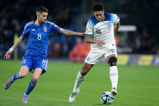 Jude Bellingham of England and Jorginho of Italy compete for the ball during the UEFA EURO, EM, Europameisterschaft,Fussball Qualifiers match between Italy and England at Stadio Diego Armando Maradona, Naples, Italy on 23 March 2023. Copyright: xGiuseppexMaffiax 36390012
