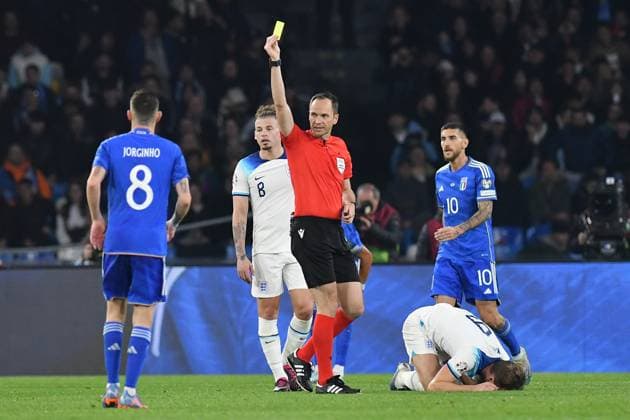 23rd March 2023, Diego Armando Maradona Stadium, Naples, Italy; 2024 Euros Qualifying Football; Italy versus England; Referee Srdjan Jovanovic shows the yellow card to Jorginho of Italy for a bad foul  ActionPlus12490129 AllShotLive
