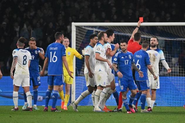 Sport Bilder des Tages March 23, 2023, NAPOLI: The referee Antony Taylor shows the red card to England™s defender Luke Shaw during the UEFA EURO, EM, Europameisterschaft,Fussball 2024 qualification soccer match between Italy and England at the Diego Armando Maradona stadium in Naples, Italy, 23 March 2023. ANSA CIRO FUSCO NAPOLI - ZUMAa110 20230323_zaf_a110_051 Copyright: xCiroxFuscox