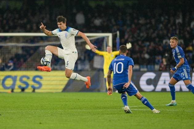 Harry Maguire (6) Englandb control the ball during the EURO 2024 qualifying football match between Italy vs England on March 23, 2023 at the Stadium Maradona in Naples, Italy  Copyright: xSalvatorexVaro LiveMediax xipa-ax xLivexMediax 0 IPA_IPA36920785
