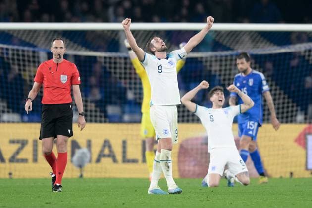 Italy v England - UEFA EURO, EM, Europameisterschaft,Fussball 2024 qualifiers Harry Kane of England and his teammates celebrate the victory at the end of the UEFA Euro 2024 Qualifiers match between Italy and England at Stadio Diego Armando Maradona on 23 March, 2023 in Naples, Italy. Naples Naples Italy  Copyright: xGiuseppexMaffiax originalFilename:maffia-italyven230323_nphlV.jpg