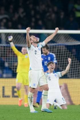 Harry Kane of England celebrates the victory with his teammates during the UEFA EURO, EM, Europameisterschaft,Fussball Qualifiers match between Italy and England at Stadio Diego Armando Maradona, Naples, Italy on 23 March 2023. Copyright: xGiuseppexMaffiax 36390064