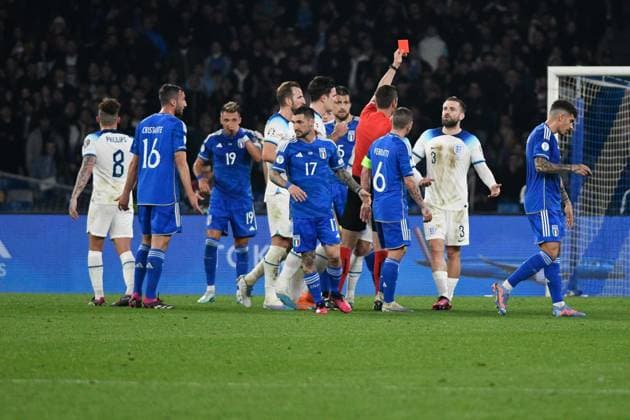 IPP20230323 Football - soccer: UEFA EURO, EM, Europameisterschaft,Fussball 2024, Qualifying Round Group C, Italy - England, l™arbitro Srdjan Jovanovic mostra il cartellino ed espelle rosso a Luke Shaw (Verwendung nur in Deutschland - GERMANY ONLY) *** IPP20230323 Football soccer UEFA EURO 2024, Qualifying Round Group C, Italy England, l™arbitro Srdjan Jovanovic mostra il cartellino ed espelle rosso a Luke Shaw Use only in Germany GERMANY ONLY 