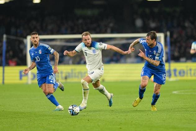 March 23, 2023, Naples, Italy: Harry Kane (9) England control the ball during the EURO 2024 qualifying football match between Italy vs England on March 23, 2023 at the Stadium Maradona in Naples, Italy. UEFA European Football Championship - EURO 2024 qualifying - Italy vs England, Naples, Italy  - ZUMAl164 20230323_zsa_l164_128 Copyright: xSalvatorexVarox
