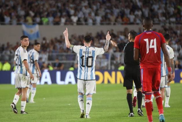 March 23, 2023, Buenos Aires, Argentina: Lionel Messi (C) of Argentina and Gilberto Hernandez (Panama) seen during the match between Argentina and Panama as part of International Friendly, Länderspiel, Nationalmannschaft Match at Mas Monumental Stadium. Final Score: Argentina 2 - 0 Panama. Buenos Aires Argentina - ZUMAs197 20230323_zaa_s197_235 Copyright: xRobertoxTuerox