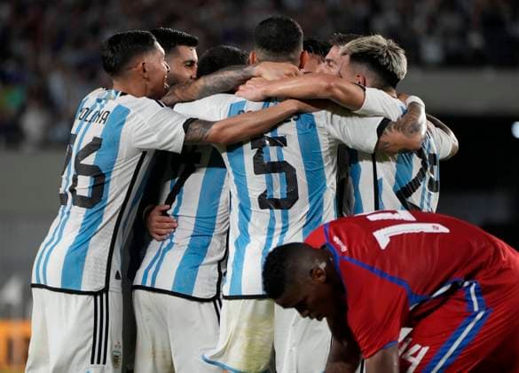 Festejo argentino 2-0 - Argentina vs Panama - Gilberto Hernandez (Panam) Partido amistoso y con motivos de celebracion por la obtencion de la Copa Mundial FIFA Qatar 2022 - 23 de marzo de 2023 - Estadio Mas Monumental, Buenos Aires - Foto: Javier Garcia Martino - Photogamma