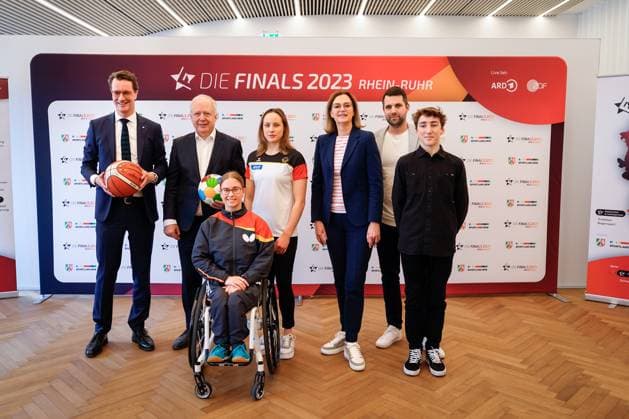 Sport Themen der Woche KW12 Pressekonferenz Die Finals 2023 Aktuell, 24.03.2023,Duesseldorf, Gruppenfoto Ministerpraesident Hendrik Wuest , Sarah Voss, Geraetturnen, EM-Bronzemedaillengewinnerin 2022, 6-mal Deutsche Meisterin Sandra Mikolaschek, Para-Tischtennis, mehrmalige Paralympics-Teilnehmerin, 26-mal Deutsche Meisterin, Lennox Zimmermann, BMX, 15-jaehriges Top-Talent, WM-Teilnehmer 2022 und Finals-Starter 2023, Tom Buhrow, Intendant des WDR, Bettina Schausten, Chefredakteurin des ZDF, Jessy Wellmer, ARD-Moderatorin, Katrin Mueller-Hohenstein, ZDF-Moderatorin bei der Pressekonferenz fuer Die Finals 2023 Rhein-Ruhr das Multisportevent der Deutschen Meisterschaften welches im Juli in Duesseldorf stattfinden wird Duesseldorf Nordrhein-Westfalen Deutschland *** Press conference The Finals 2023 Current, 24 03 2023,Duesseldorf, Group photo State Premier Hendrik Wuest , Sarah Voss, Geraetturnen, European Championship bronze medalist 2022, 6 times German champion Sandra Mikolaschek, Para table tennis, multiple Paralympics participant, 26 times German champion, Lennox Zimmermann, BMX, 15 year old top talent, World Championship participant 2022 and Finals Starter 2023, Tom Buhrow, Director General of WDR, Bettina Schausten, Editor-in-Chief of ZDF, Jessy Wellmer, ARD Moderator, Katrin Mueller Hohenstein, ZDF Moderator at the press conference for The Finals 2023 Rhine Ruhr the multi-sport event of the German Championships which will take place in July in Duesseldorf Duesseldorf North Rhine Westphalia Germany