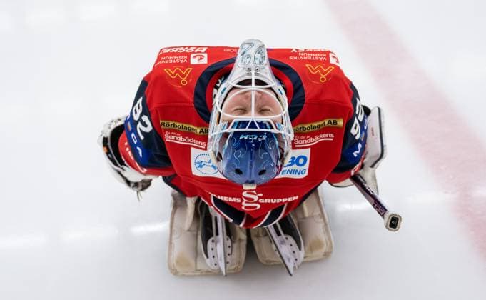 Sport Themen der Woche KW12 Sport Bilder des Tages 230324 Västerviks malvakt Edvin Olofsson inför ishockeymatchen i Play Out mellan Västervik och Tingsryd den 24 mars 2023 i Västervik. *** 230324 Västerviks goalkeeper Edvin Olofsson before the ice hockey match in the Play Out between Västervik and Tingsryd on March 24, 2023 in Västervik,  Copyright: SUVADxMRKONJIC BB230324SM007