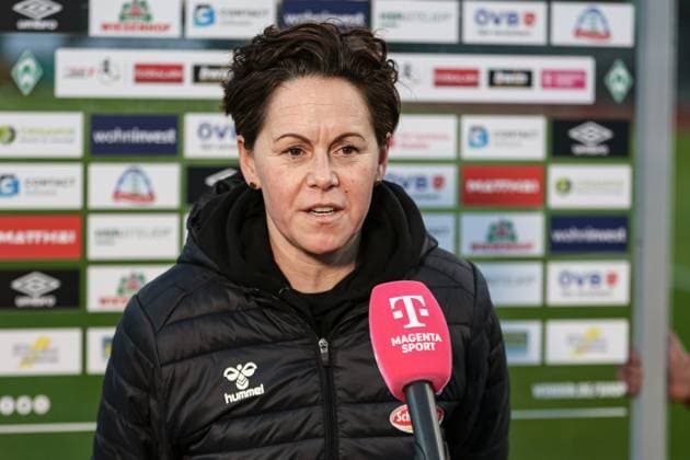 v.li.: Nicole Bender-Rummler (Bender, Interimstrainerin, Trainerin, Abteilungsleiterin, 1. FC Köln) beim Interview, TV, Fernsehen, Mikrofon, DIE DFB-RICHTLINIEN UNTERSAGEN JEGLICHE NUTZUNG VON FOTOS ALS SEQUENZBILDER UND ODER VIDEOÄHNLICHE FOTOSTRECKEN. DFB REGULATIONS PROHIBIT ANY USE OF PHOTOGRAPHS AS IMAGE SEQUENCES AND OR QUASI-VIDEO., 24.03.2023, Bremen (Deutschland), Fussball, Flyeralarm Frauen-Bundesliga, SV Werder Bremen - 1. FC Köln