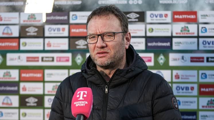 v.li.: Thomas Horsch (Trainer, Cheftrainer, SV Werder Bremen) beim Interview, TV, Fernsehen, Mikrofon, DIE DFB-RICHTLINIEN UNTERSAGEN JEGLICHE NUTZUNG VON FOTOS ALS SEQUENZBILDER UND ODER VIDEOÄHNLICHE FOTOSTRECKEN. DFB REGULATIONS PROHIBIT ANY USE OF PHOTOGRAPHS AS IMAGE SEQUENCES AND OR QUASI-VIDEO., 24.03.2023, Bremen (Deutschland), Fussball, Flyeralarm Frauen-Bundesliga, SV Werder Bremen - 1. FC Köln