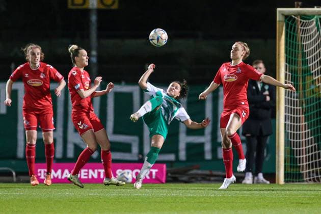 v.li.: Jana Beuschlein (1. FC Köln, 23), Jasmin Sehan (SV Werder Bremen, 15) mit einem Fallrückzieher und Sarah Puntigam (1. FC Köln, 17), DIE DFB-RICHTLINIEN UNTERSAGEN JEGLICHE NUTZUNG VON FOTOS ALS SEQUENZBILDER UND ODER VIDEOÄHNLICHE FOTOSTRECKEN. DFB REGULATIONS PROHIBIT ANY USE OF PHOTOGRAPHS AS IMAGE SEQUENCES AND OR QUASI-VIDEO., 24.03.2023, Bremen (Deutschland), Fussball, Flyeralarm Frauen-Bundesliga, SV Werder Bremen - 1. FC Köln