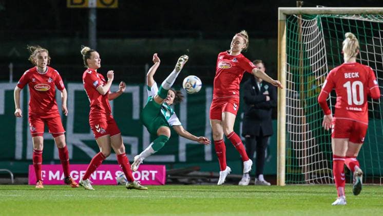 v.li.: Jana Beuschlein (1. FC Köln, 23), Jasmin Sehan (SV Werder Bremen, 15) mit einem Fallrückzieher und Sarah Puntigam (1. FC Köln, 17), DIE DFB-RICHTLINIEN UNTERSAGEN JEGLICHE NUTZUNG VON FOTOS ALS SEQUENZBILDER UND ODER VIDEOÄHNLICHE FOTOSTRECKEN. DFB REGULATIONS PROHIBIT ANY USE OF PHOTOGRAPHS AS IMAGE SEQUENCES AND OR QUASI-VIDEO., 24.03.2023, Bremen (Deutschland), Fussball, Flyeralarm Frauen-Bundesliga, SV Werder Bremen - 1. FC Köln