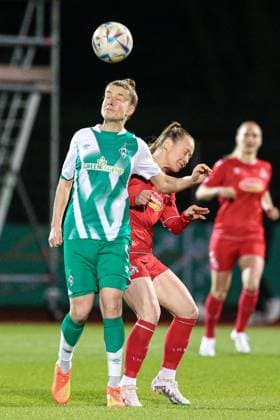 v.li.: Michelle Ulbrich (SV Werder Bremen, 5) und Weronika Zawistowska (1. FC Köln, 24) im Kopfballduell, Kopfball, Zweikampf, Action, Aktion, Spielszene, DIE DFB-RICHTLINIEN UNTERSAGEN JEGLICHE NUTZUNG VON FOTOS ALS SEQUENZBILDER UND ODER VIDEOÄHNLICHE FOTOSTRECKEN. DFB REGULATIONS PROHIBIT ANY USE OF PHOTOGRAPHS AS IMAGE SEQUENCES AND OR QUASI-VIDEO., 24.03.2023, Bremen (Deutschland), Fussball, Flyeralarm Frauen-Bundesliga, SV Werder Bremen - 1. FC Köln
