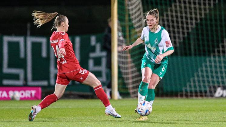 v.li.: Weronika Zawistowska (1. FC Köln, 24) und Reena Wichmann (SV Werder Bremen, 6) im Zweikampf, Duell, Dynamik, Aktion, Action, Spielszene, DIE DFB-RICHTLINIEN UNTERSAGEN JEGLICHE NUTZUNG VON FOTOS ALS SEQUENZBILDER UND ODER VIDEOÄHNLICHE FOTOSTRECKEN. DFB REGULATIONS PROHIBIT ANY USE OF PHOTOGRAPHS AS IMAGE SEQUENCES AND OR QUASI-VIDEO., 24.03.2023, Bremen (Deutschland), Fussball, Flyeralarm Frauen-Bundesliga, SV Werder Bremen - 1. FC Köln