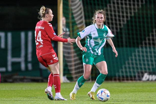 v.li.: Weronika Zawistowska (1. FC Köln, 24) und Reena Wichmann (SV Werder Bremen, 6) im Zweikampf, Duell, Dynamik, Aktion, Action, Spielszene, DIE DFB-RICHTLINIEN UNTERSAGEN JEGLICHE NUTZUNG VON FOTOS ALS SEQUENZBILDER UND ODER VIDEOÄHNLICHE FOTOSTRECKEN. DFB REGULATIONS PROHIBIT ANY USE OF PHOTOGRAPHS AS IMAGE SEQUENCES AND OR QUASI-VIDEO., 24.03.2023, Bremen (Deutschland), Fussball, Flyeralarm Frauen-Bundesliga, SV Werder Bremen - 1. FC Köln