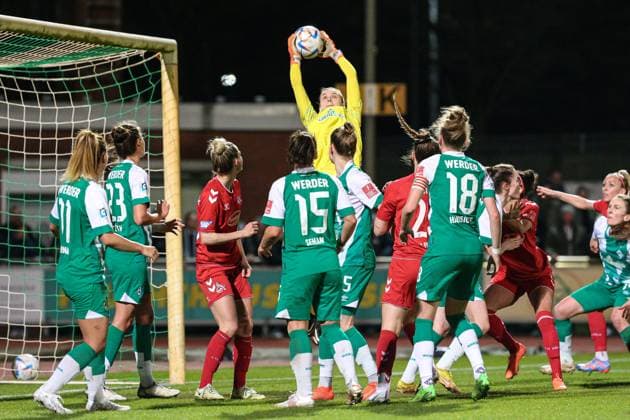 v.li.: Anneke Borbe (Torhüterin, Torwart, SV Werder Bremen, 30) fängt im Getümmel den Ball, DIE DFB-RICHTLINIEN UNTERSAGEN JEGLICHE NUTZUNG VON FOTOS ALS SEQUENZBILDER UND ODER VIDEOÄHNLICHE FOTOSTRECKEN. DFB REGULATIONS PROHIBIT ANY USE OF PHOTOGRAPHS AS IMAGE SEQUENCES AND OR QUASI-VIDEO., 24.03.2023, Bremen (Deutschland), Fussball, Flyeralarm Frauen-Bundesliga, SV Werder Bremen - 1. FC Köln