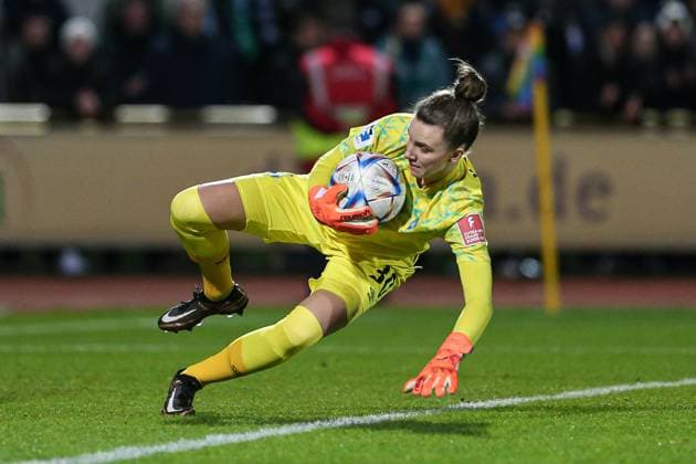 v.li.: Anneke Borbe (Torhüterin, Torwart, SV Werder Bremen, 30) am Ball, Freisteller, Einzelbild, Ganzkörper, Aktion, Action, Spielszene, DIE DFB-RICHTLINIEN UNTERSAGEN JEGLICHE NUTZUNG VON FOTOS ALS SEQUENZBILDER UND ODER VIDEOÄHNLICHE FOTOSTRECKEN. DFB REGULATIONS PROHIBIT ANY USE OF PHOTOGRAPHS AS IMAGE SEQUENCES AND OR QUASI-VIDEO., 24.03.2023, Bremen (Deutschland), Fussball, Flyeralarm Frauen-Bundesliga, SV Werder Bremen - 1. FC Köln