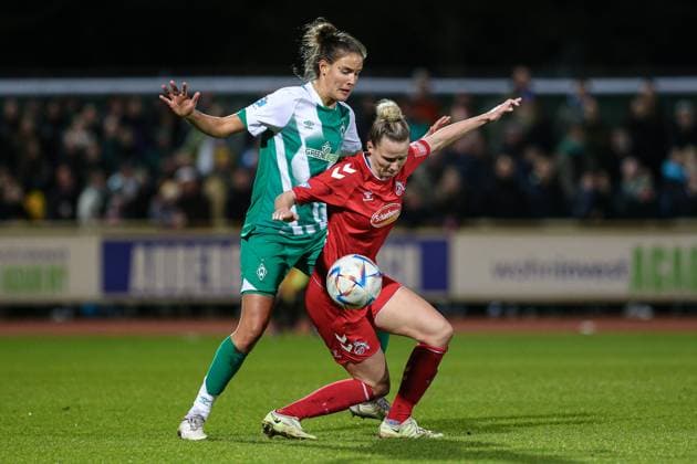 v.li.: Hanna Nemeth (SV Werder Bremen, 23) und Jana Beuschlein (1. FC Köln, 23) im Zweikampf, Duell, Dynamik, Aktion, Action, Spielszene, DIE DFB-RICHTLINIEN UNTERSAGEN JEGLICHE NUTZUNG VON FOTOS ALS SEQUENZBILDER UND ODER VIDEOÄHNLICHE FOTOSTRECKEN. DFB REGULATIONS PROHIBIT ANY USE OF PHOTOGRAPHS AS IMAGE SEQUENCES AND OR QUASI-VIDEO., 24.03.2023, Bremen (Deutschland), Fussball, Flyeralarm Frauen-Bundesliga, SV Werder Bremen - 1. FC Köln