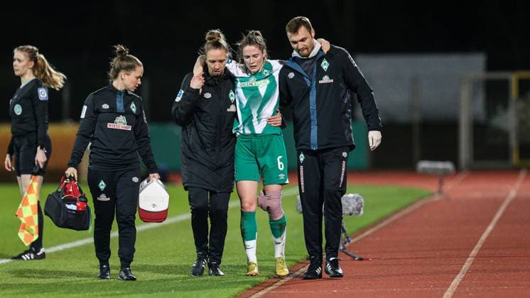 v.li.: Jennifer Brimmer (Physiotherapeutin, SV Werder Bremen), Anna-Lisa Timm (Athletik-Trainerin, SV Werder Bremen), die verletzte Reena Wichmann (SV Werder Bremen, 6) und Jonas Jochims (Mannschaftsarzt, SV Werder Bremen), DIE DFB-RICHTLINIEN UNTERSAGEN JEGLICHE NUTZUNG VON FOTOS ALS SEQUENZBILDER UND ODER VIDEOÄHNLICHE FOTOSTRECKEN. DFB REGULATIONS PROHIBIT ANY USE OF PHOTOGRAPHS AS IMAGE SEQUENCES AND OR QUASI-VIDEO., 24.03.2023, Bremen (Deutschland), Fussball, Flyeralarm Frauen-Bundesliga, SV Werder Bremen - 1. FC Köln