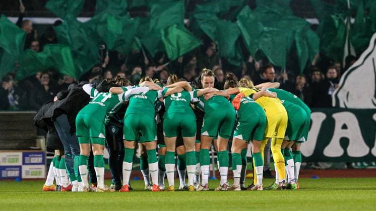 v.li.: Spielerinnen des SV Werder Bremen schwören sich mit einem Mannschaftskreis ein, Teamkreis, Ansprache, Motivation, DIE DFB-RICHTLINIEN UNTERSAGEN JEGLICHE NUTZUNG VON FOTOS ALS SEQUENZBILDER UND ODER VIDEOÄHNLICHE FOTOSTRECKEN. DFB REGULATIONS PROHIBIT ANY USE OF PHOTOGRAPHS AS IMAGE SEQUENCES AND OR QUASI-VIDEO., 24.03.2023, Bremen (Deutschland), Fussball, Flyeralarm Frauen-Bundesliga, SV Werder Bremen - 1. FC Köln