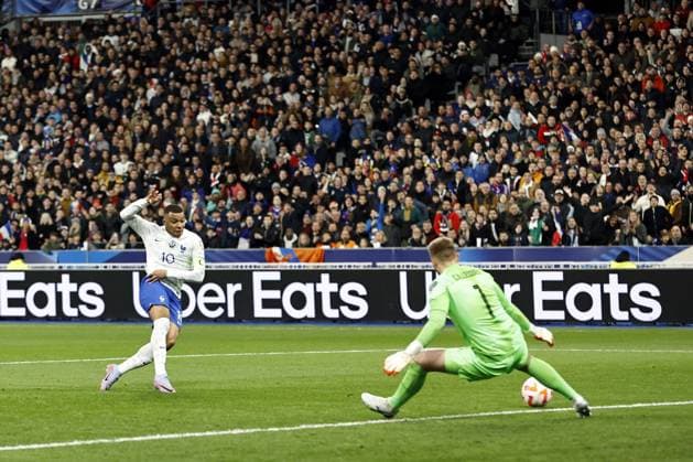 Sport Bilder des Tages Fußball, EM Quali, Frankreich - Niederlande SAINT-DENIS - (lr) Kylian Mbappe of France scores the 3-0, Holland goalkeeper Jasper Cillessen during the UEFA EURO, EM, Europameisterschaft,Fussball 2024 qualifying match between France and the Netherlands at Stade de France on March 24, 2023 in Saint-Denis, France. ANP MAURICE VAN STONE UEFA EURO 2024 Qualifying Round 2022 2023 xVIxANPxSportx xxANPxIVx 465701615 originalFilename: 465701615.jpg