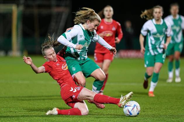 v.li.: Laura Donhauser (1. FC Köln, 25) und Ricarda Walkling (SV Werder Bremen, 13) im Zweikampf, Duell, Dynamik, Aktion, Action, Spielszene, DIE DFB-RICHTLINIEN UNTERSAGEN JEGLICHE NUTZUNG VON FOTOS ALS SEQUENZBILDER UND ODER VIDEOÄHNLICHE FOTOSTRECKEN. DFB REGULATIONS PROHIBIT ANY USE OF PHOTOGRAPHS AS IMAGE SEQUENCES AND OR QUASI-VIDEO., 24.03.2023, Bremen (Deutschland), Fussball, Flyeralarm Frauen-Bundesliga, SV Werder Bremen - 1. FC Köln