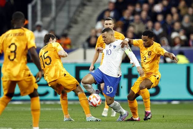 Fußball, EM Quali, Frankreich - Niederlande SAINT-DENIS - (lr) Marten de Roon of Holland, Kylian Mbappe of France, Jurrien Timber of Holland during the UEFA EURO, EM, Europameisterschaft,Fussball 2024 qualifying match between France and Netherlands at Stade de France on March 24, 2023 in Saint-Denis, France. ANP MAURICE VAN STONE UEFA EURO 2024 Qualifying Round 2022 2023 xVIxANPxSportx xxANPxIVx 465701905 originalFilename: 465701905.jpg