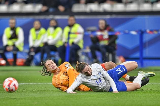 Fußball, EM Quali, Frankreich - Niederlande PARIS, 24-03-2023, Stade de France, UEFA Qualification EURO 2024 Football, season 2022 2023, France - Netherlands. Netherlands player Xavie Simons and France player Adrien Rabiot France - Netherlands  x20316412x Copyright: