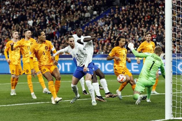 Fußball, EM Quali, Frankreich - Niederlande SAINT-DENIS - Dayot Upamecano of France scores the 0-2. (lr) Kenneth Taylor of Holland, Steven Berghuis of Holland, Virgil van Dijk of Holland, Adrien Rabiot of France, Dayot Upamecano of France, Nathan Ake of Holland, Holland goalkeeper Jasper Cillessen during the UEFA EURO, EM, Europameisterschaft,Fussball 2024 qualifying match between France and the Netherlands in Stade de France on March 24, 2023 in Saint-Denis, France. ANP MAURICE VAN STONE UEFA EURO 2024 Qualifying Round 2022 2023 xVIxANPxSportx xxANPxIVx 465702085 originalFilename: 465702085.jpg