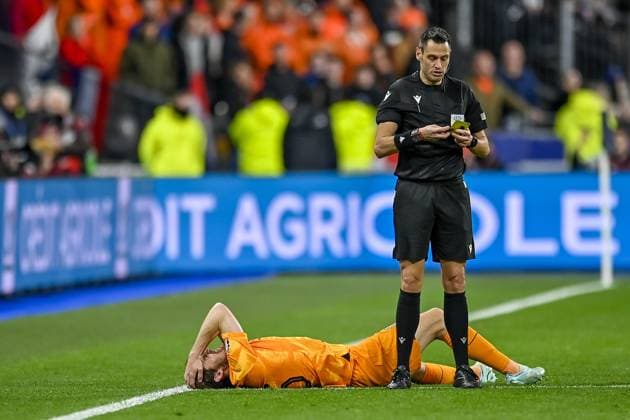 PARIS, 24-03-2023, Stade de France, UEFA Qualification EURO 2024 Football, season 2022 2023, France - Netherlands, Netherlands player Marten de Roon lies on the ground, referee Maurizio Mariani France - Netherlands  x20316501x Copyright: