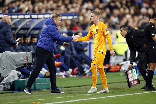 SAINT-DENIS - (lr) Holland coach Ronald Koeman, Kenneth Taylor of Holland during the UEFA EURO, EM, Europameisterschaft,Fussball 2024 qualifying match between France and Netherlands at Stade de France on March 24, 2023 in Saint-Denis, France. ANP MAURICE VAN STONE UEFA EURO 2024 Qualifying Round 2022 2023 xVIxANPxSportx xxANPxIVx 465703418 originalFilename: 465703418.jpg